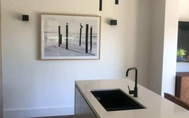 Renovated 1 Bedroom in Paddington - photo 3