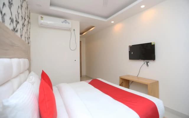 Capital O 18853 Hotel Mega - photo 2