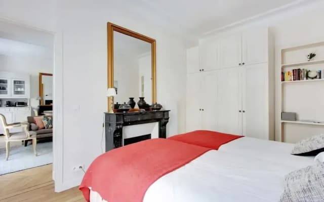 Eiffel Market Charming 2 Bed Apt Near Invalides - photo 2