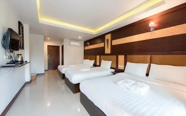 The leaf&pool hostel - photo 3