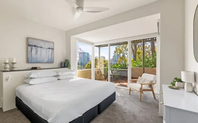 2-bed Harbourside Home With Views in Fab Location - photo 4