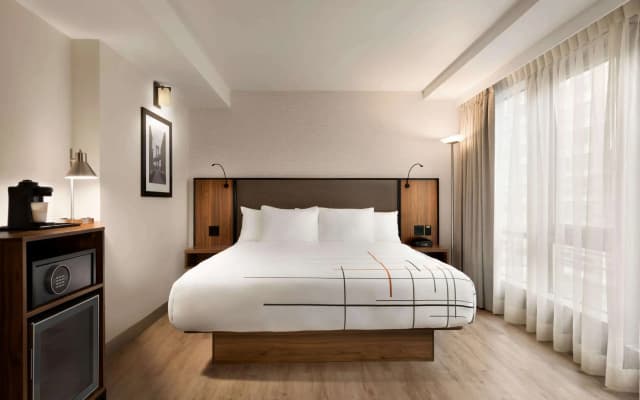 La Quinta Inn & Suites by Wyndham Times Square South - photo 4