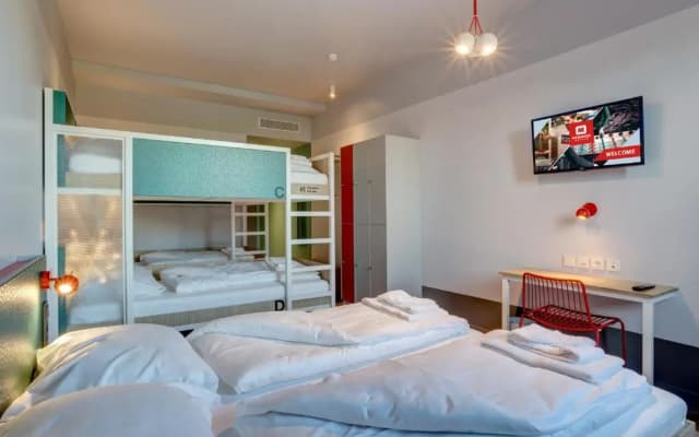 Meininger Hotel Paris Porte De Vincennes - photo 4
