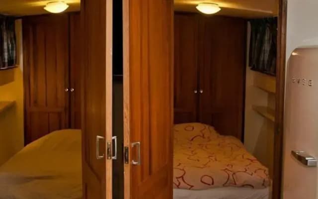 The Hoop Houseboat - photo 4