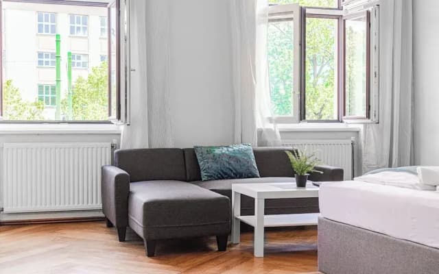 2BR Apartment Steps From AKH Center - photo 4