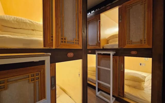 82 Capsule Hotel - photo 2