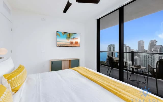 Downtown 2BR Oasis Pool Gym Balcony Views - photo 3