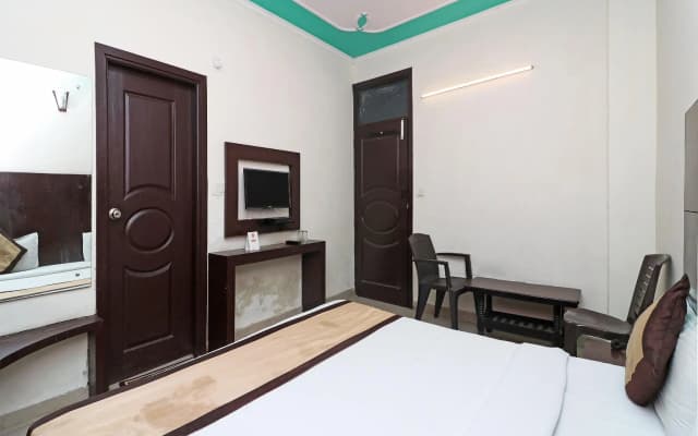OYO 9726 Hotel Aura Palace Deluxe - photo 4