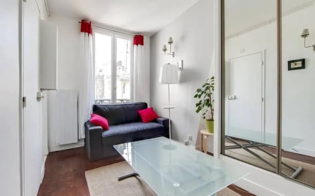 Quaint Apartment With Rooftop Views of Montmarte - photo 4
