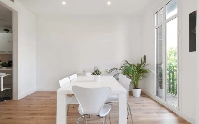 Stunning 2 Bedroom amd Bath Apartment in Eixample - photo 4