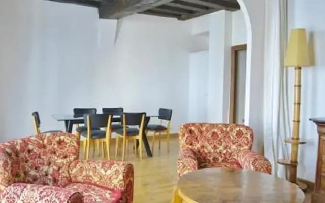 One-Bedroom Apartment Downtown - photo 2