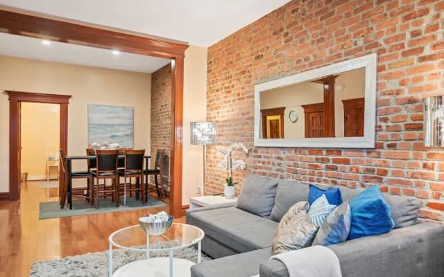 Spacious 3 Bdrm Close To Trains & Shops - photo 3