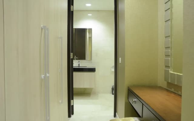 Elegant Four Winds Apartment with Infinity Pool Facility - photo 5