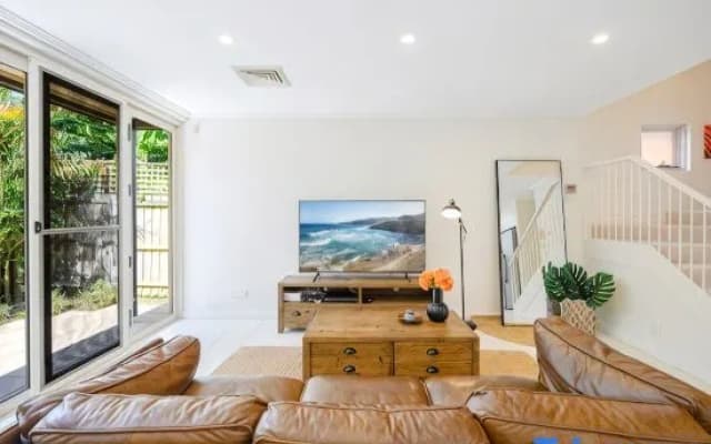Charming Detached in North Sydney /3BR 3BA /Parking/Metro - photo 2