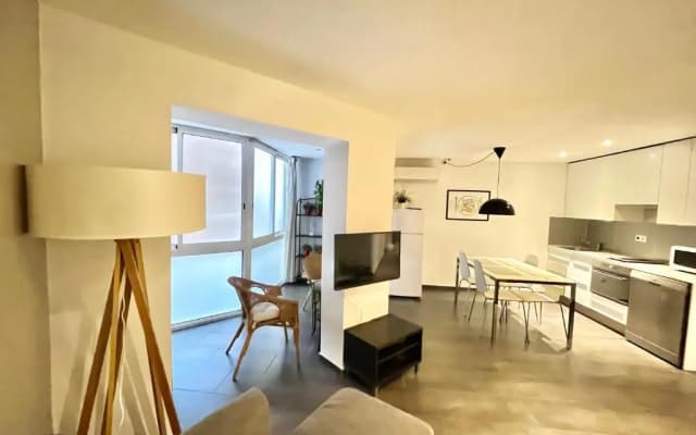 Gorgeous Apartment In Downtown - photo 2