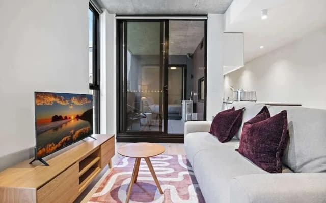 Well-lit 2-bed Apartment With Balcony - photo 5
