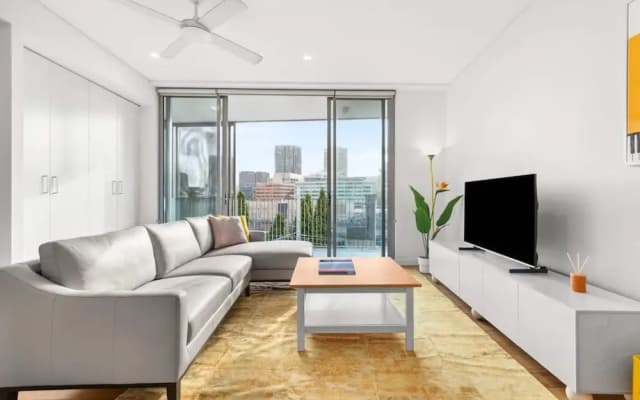 Central Luminous 2 Beds With Balcony Aircon - photo 4