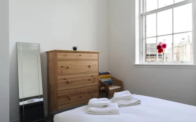 Spacious 2 Bedroom Loft In Converted School - photo 4