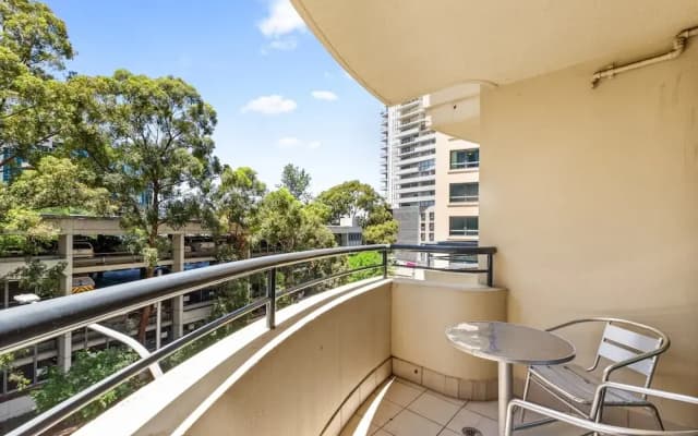 Sleek 1-bed by Jubilee Park With Pool - photo 4
