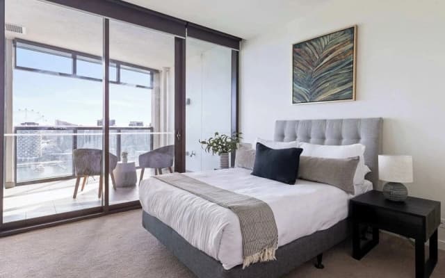 Harbour View 2BR Docklands Apt Near Marvel Stadium - photo 2