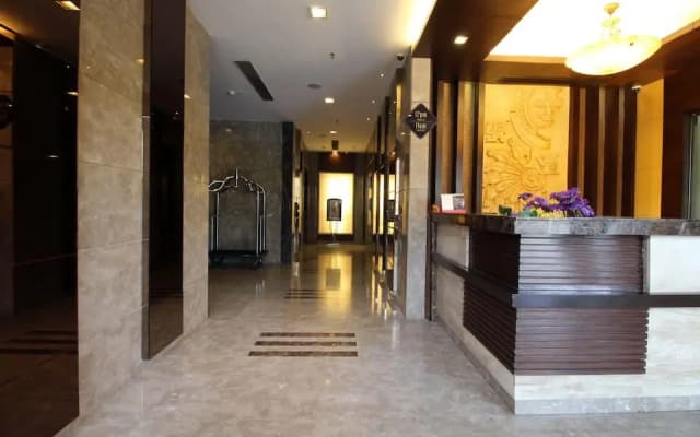 The Golden Palms Hotel - photo 2