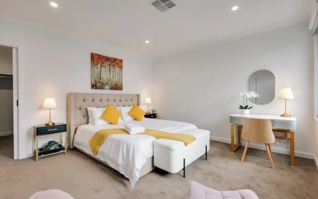 StayAU Stylish 4BR Home Ringwood - photo 3