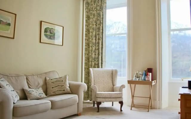 Classic 2 Bedroom Edinburgh Flat - photo 4