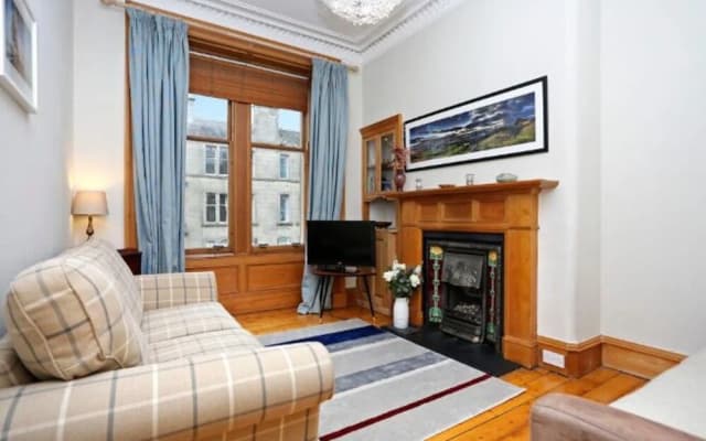 Traditional Scottish Flat with Fireplace - photo 2