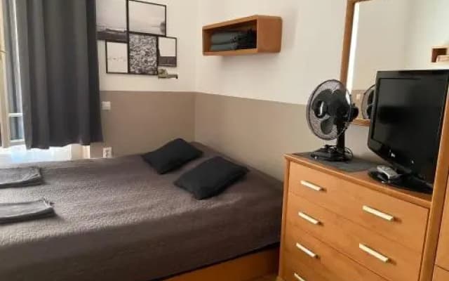 Guest Rest Studio Apartments - photo 3