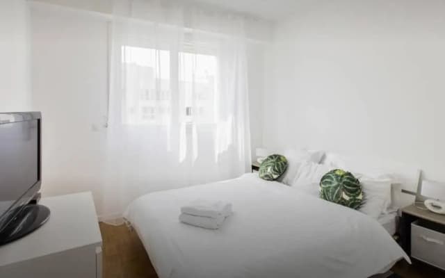Stunning 2 bed Flat Nice front of the beach Seaview - photo 4