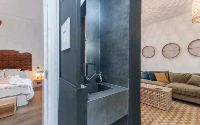 Spacious Designer Two Bed Apartment in Malasaña - photo 2
