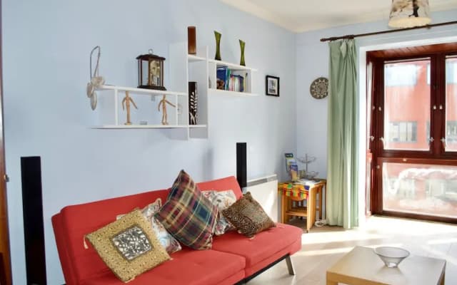 2 Bedroom Edinburgh Flat With Castle Views - photo 2