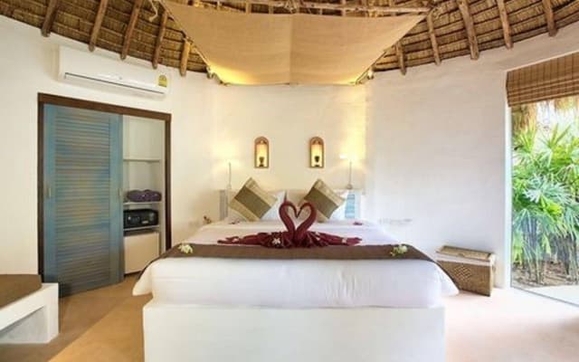 Eden Beach Bungalows - photo 4