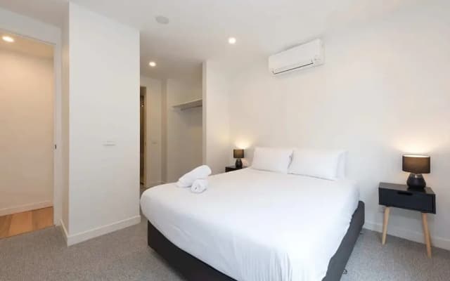 Stylish 3 Bedroom With Free Parking - photo 2