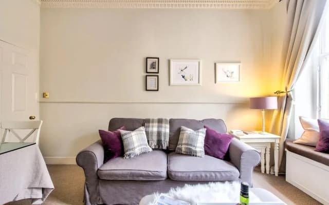 JOIVY 1-Bed Flat In Edinburgh Old Town - photo 2