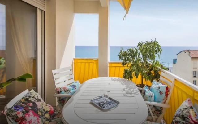 Stunning 2 bed Flat Nice front of the beach Seaview - photo 5