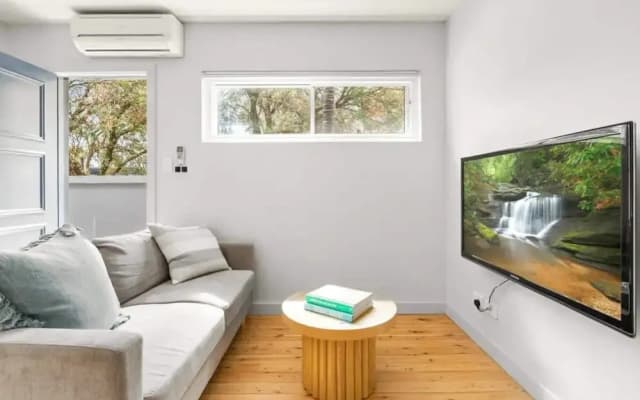 Modern 1-bed Pad Minutes Away From Beach - photo 5