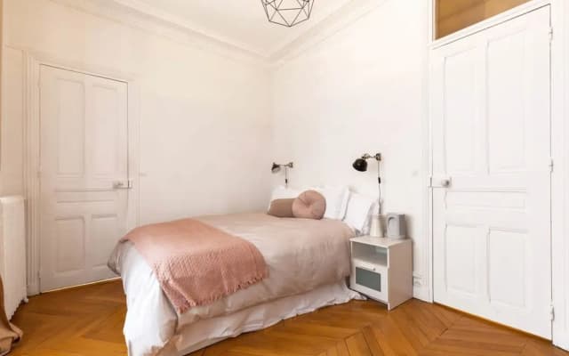 Chic Grenelle 3 Bedroom Apartment in Paris - photo 2