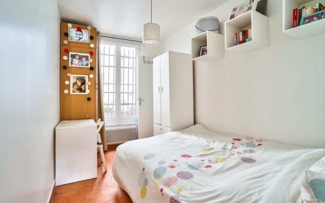 Charming 2 Room Apartment Near Square Louise-michel - photo 2
