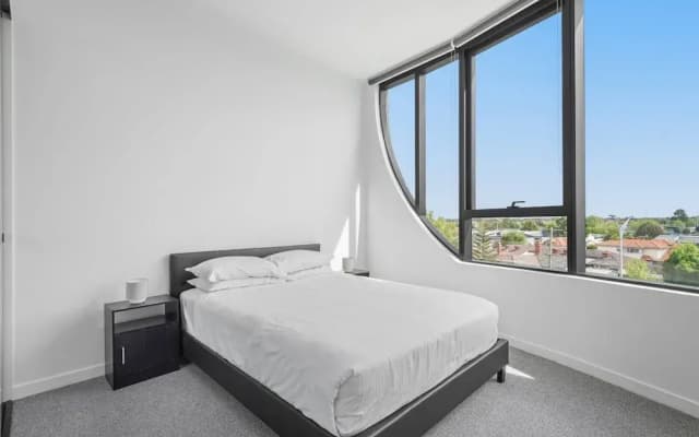 Generous 2-bed Apartment With Great Amenities - photo 3