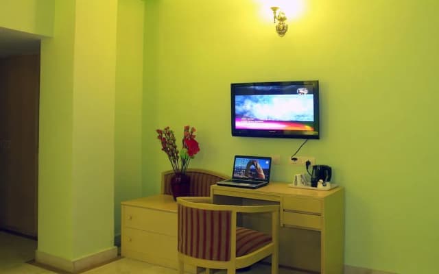 Hotel Crest Inn - photo 3