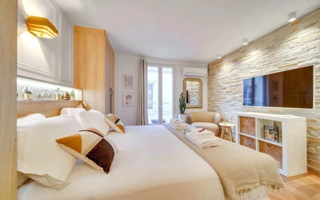 Historical Apartment in the Heart of Paris - 2 - photo 2