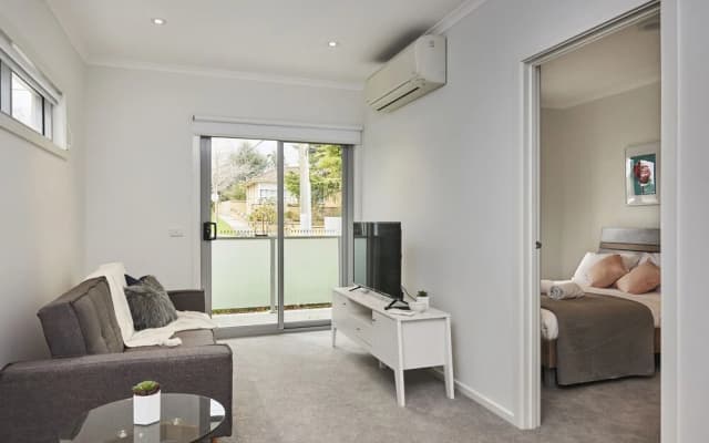 Bright and Updated 1 Bedroom Apartment - photo 3