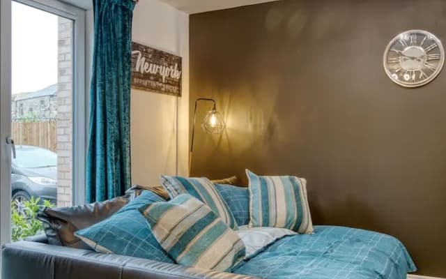 Modern 2 Bed Apartment in Central City - photo 5