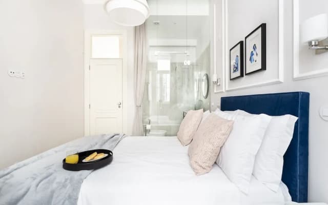 JOIVY Luxurious 2BR Apt w/street view, 2mins to Santa Justa Lift - photo 4