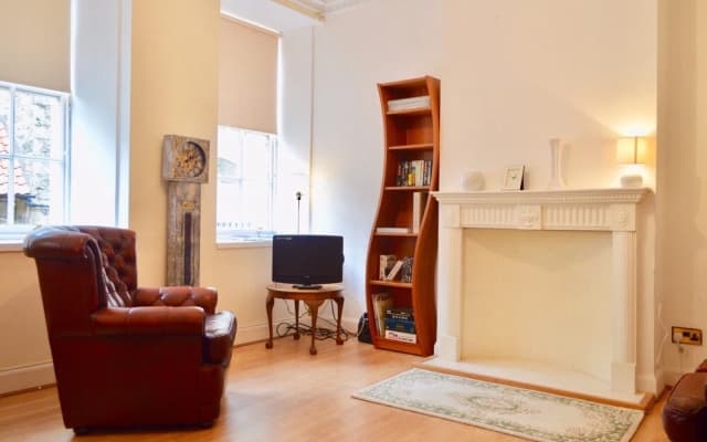 Central 3 Bedroom Flat - photo 2