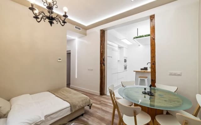 Bright & Spacious Three Bedroom Apartment in Centro - photo 2