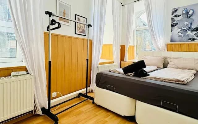 10 Economy Rooms-Shared Bath & Kitchen - photo 5