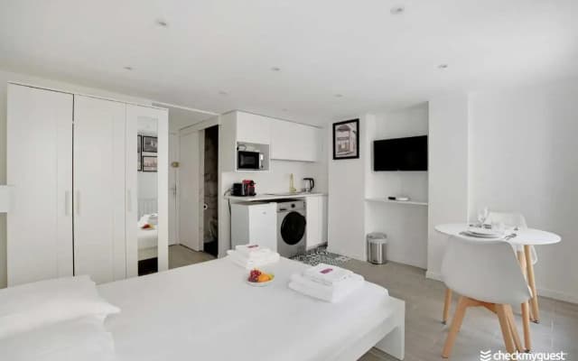 Into Paris - Marais Apartment - photo 2