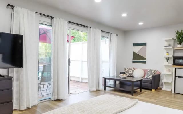 Spacious Guest Studio with Private Entry - photo 4
